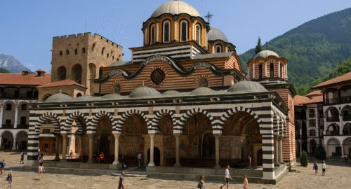 Un castello tra le montagne: il Monastero di Rila, cuore spirituale (e spettacolare) della Bulgaria